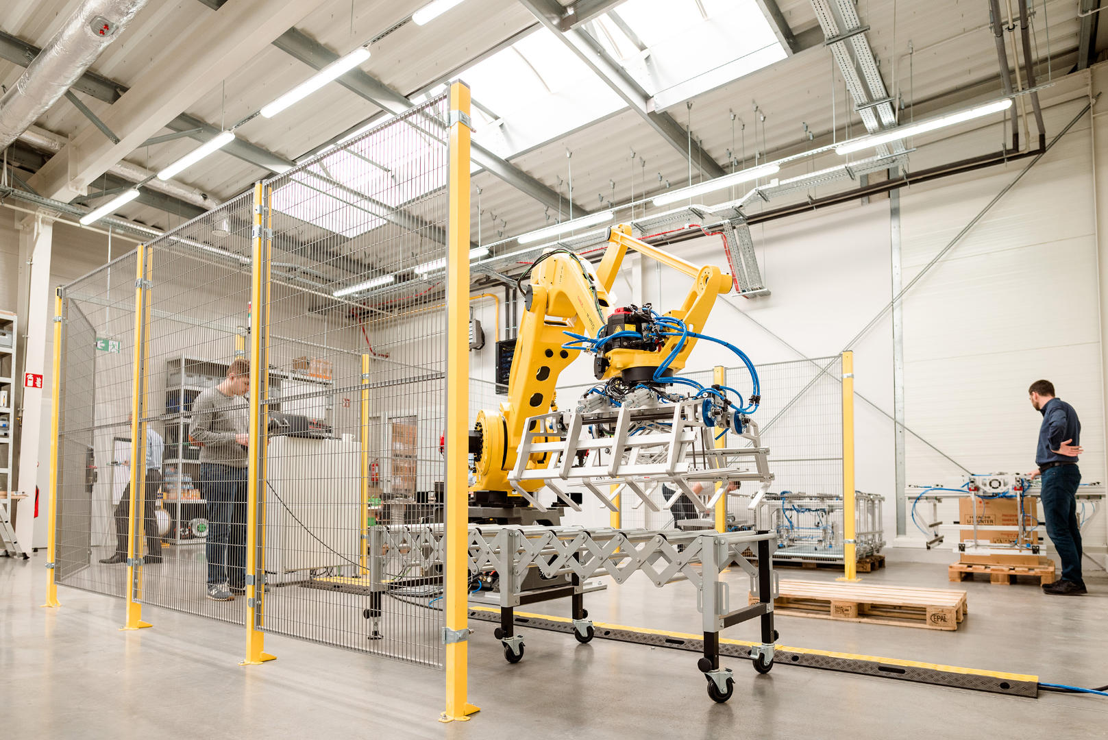 robot przemysłowy na przenośniku